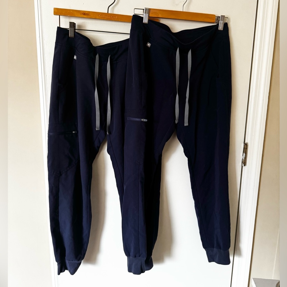 FIGS Women’s Zamora Jogger Scrub Pants (size small)